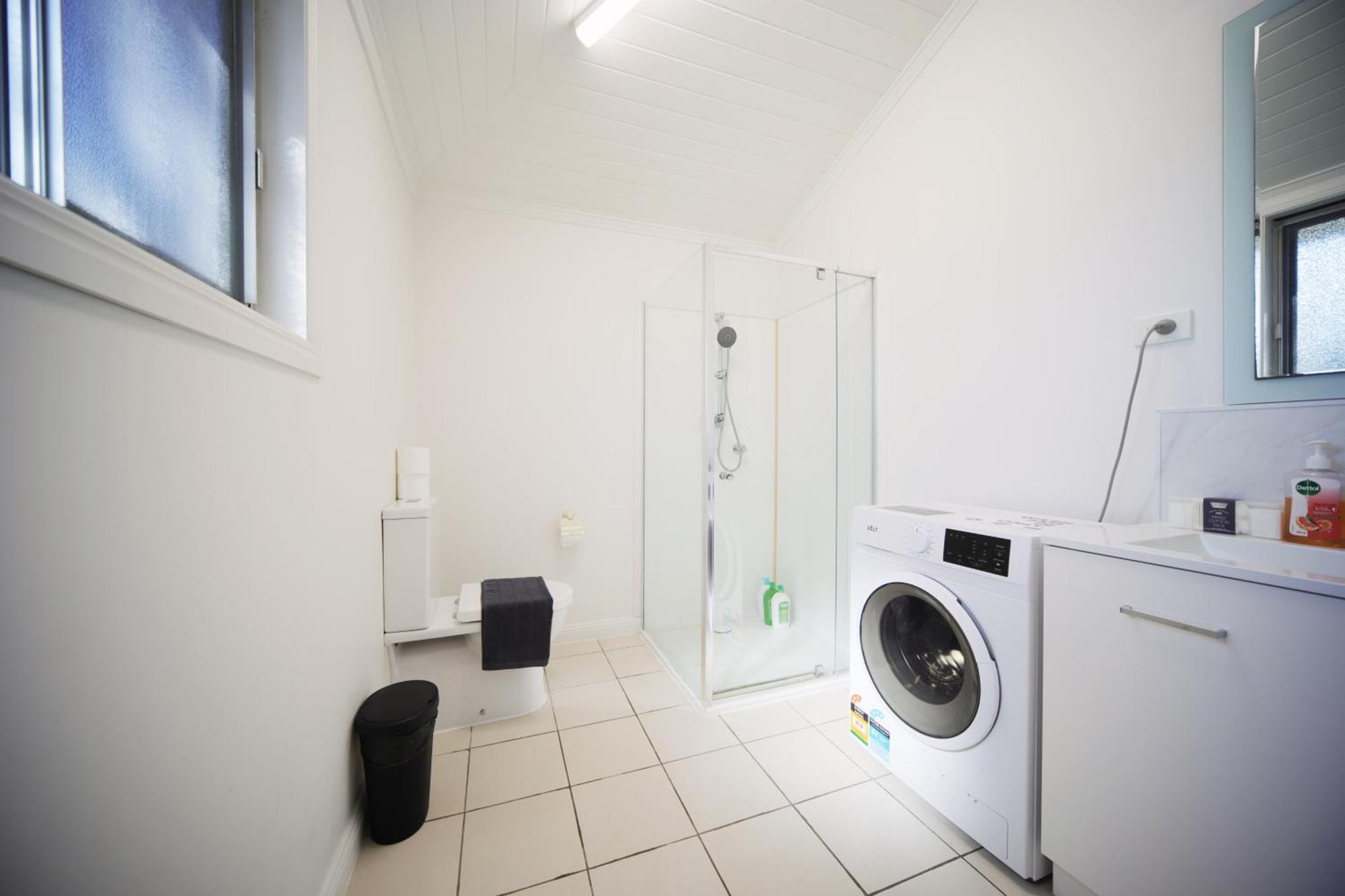 Holiday home Charming Retro Retreat With Cozy Nights And Sweet Treats Close To Pa Brisbane