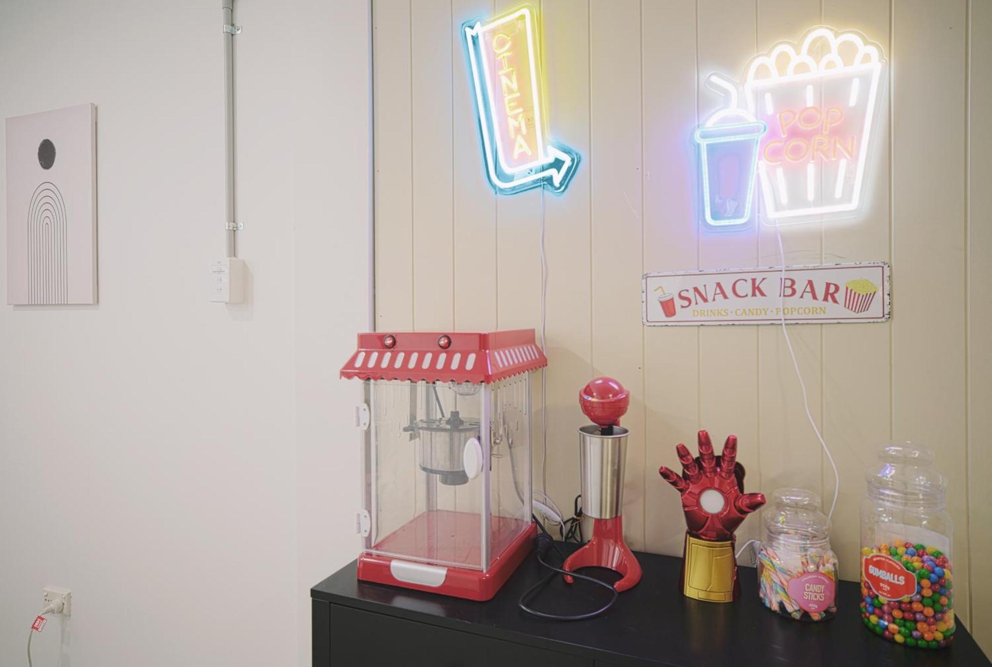 Holiday home Charming Retro Retreat With Cozy Nights And Sweet Treats Close To Pa *