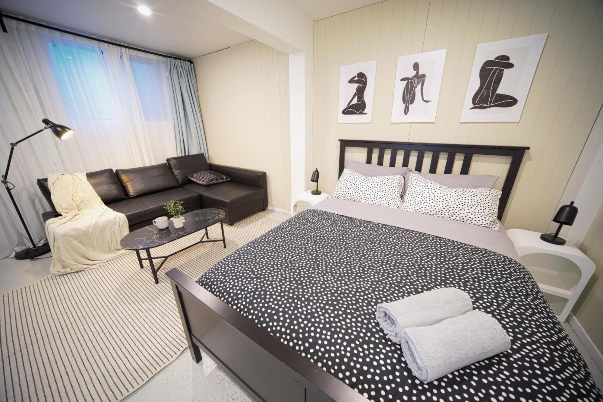 Holiday home Charming Retro Retreat With Cozy Nights And Sweet Treats Close To Pa Brisbane