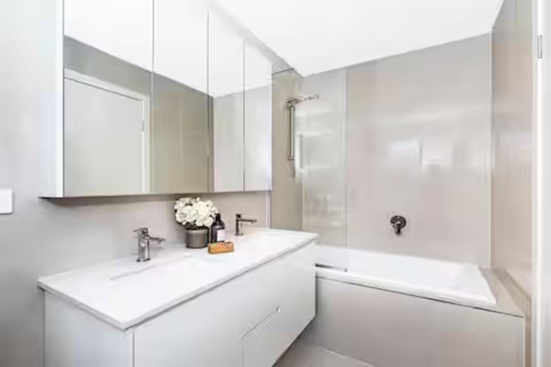 Park Ave Retreat - 3 Carparks, Wifi, Bbq, King Bed * Brisbane