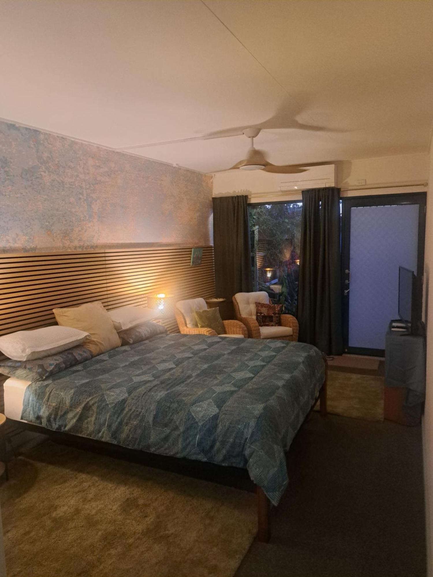 Bed & Breakfast 1960s Pool House - Hosted Brisbane