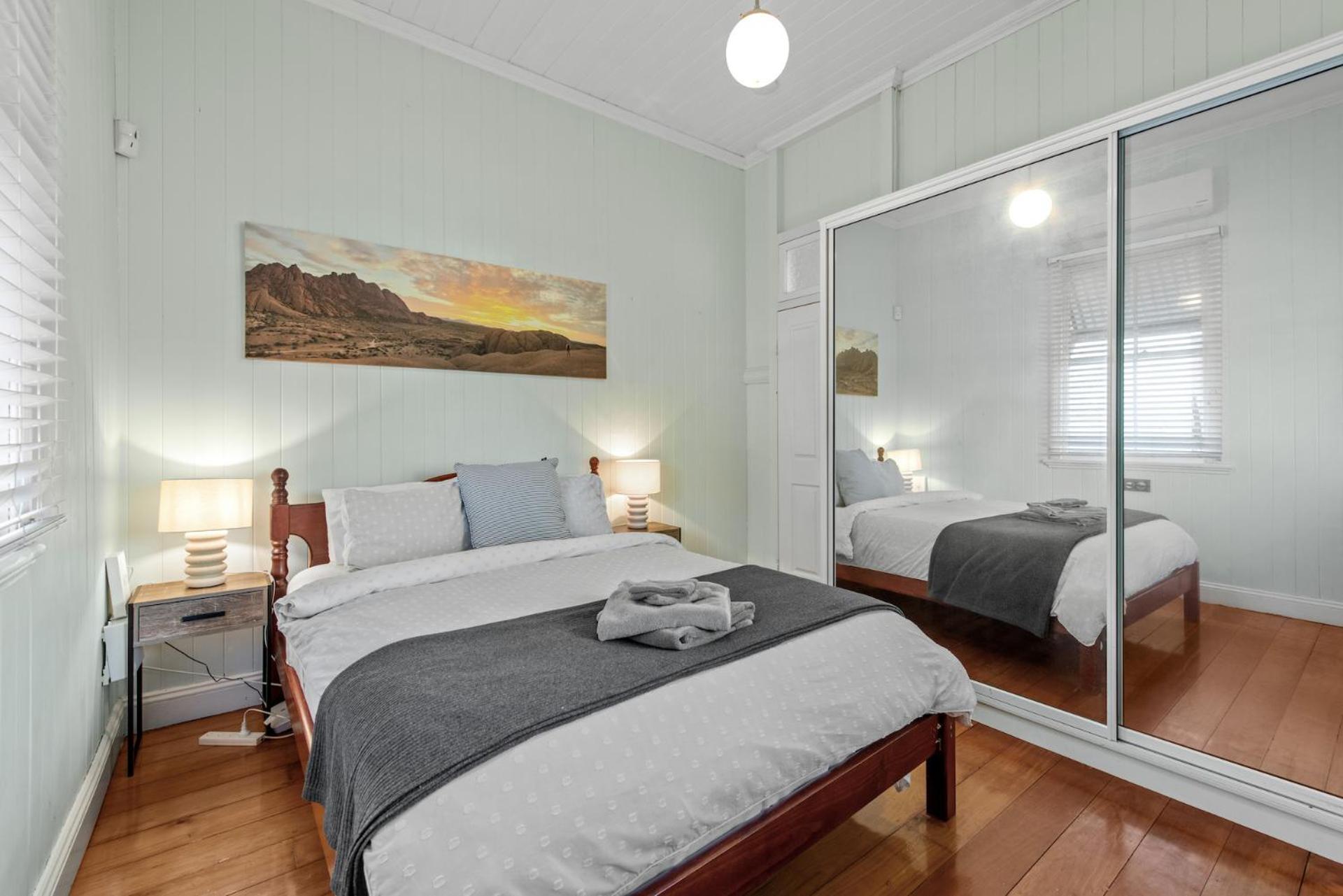 Comfy Character Qld'r ~ 3bed Self-contained-upstairs House W/parking ~ Woolloongabba Brisbane