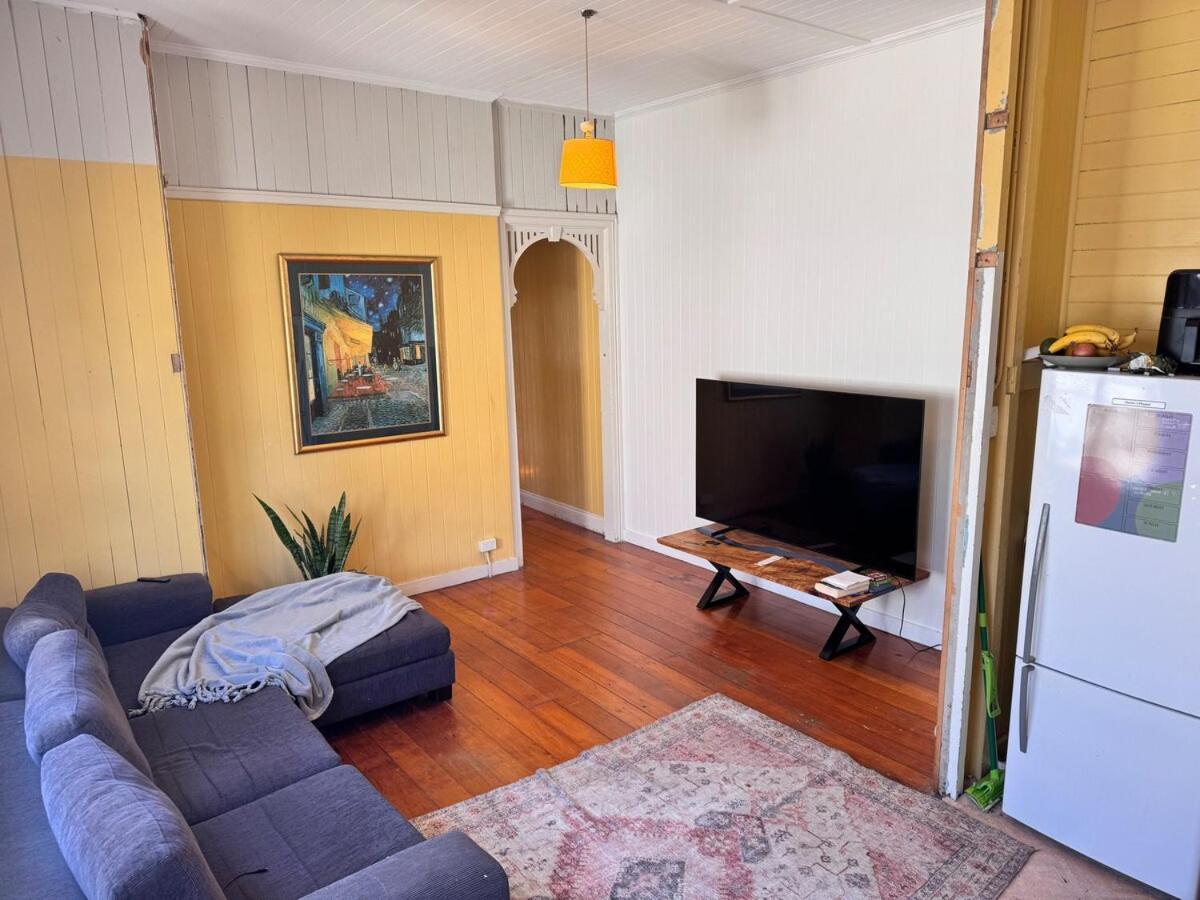 Leafy Retreat By New Farm Park Apartment