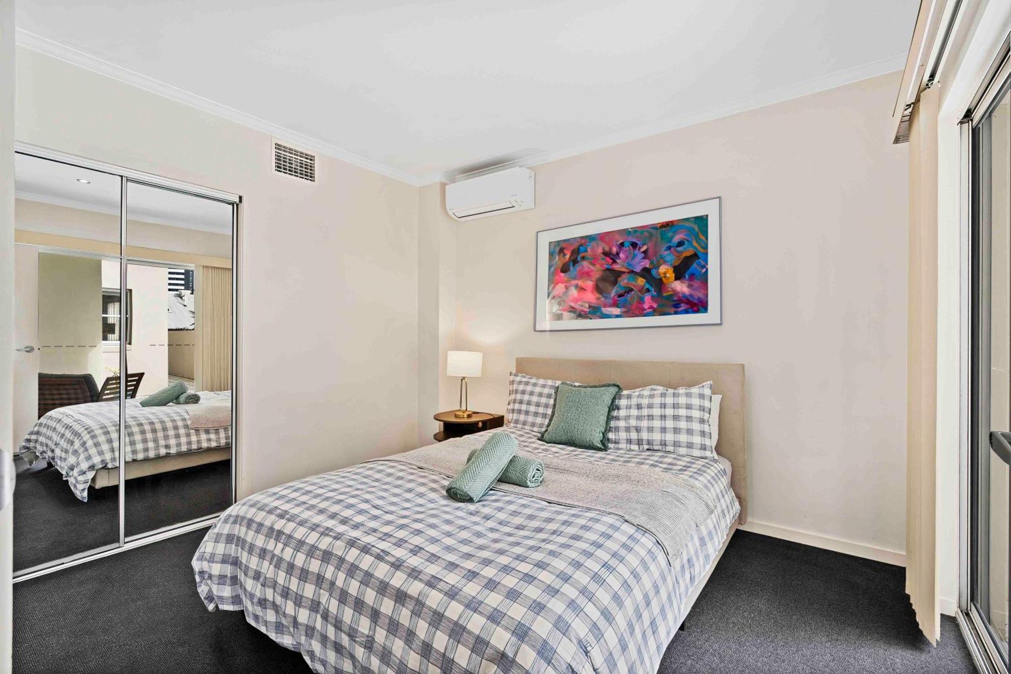 Stylish Escape Free Parking For 2 Walk To Cbd Apartment