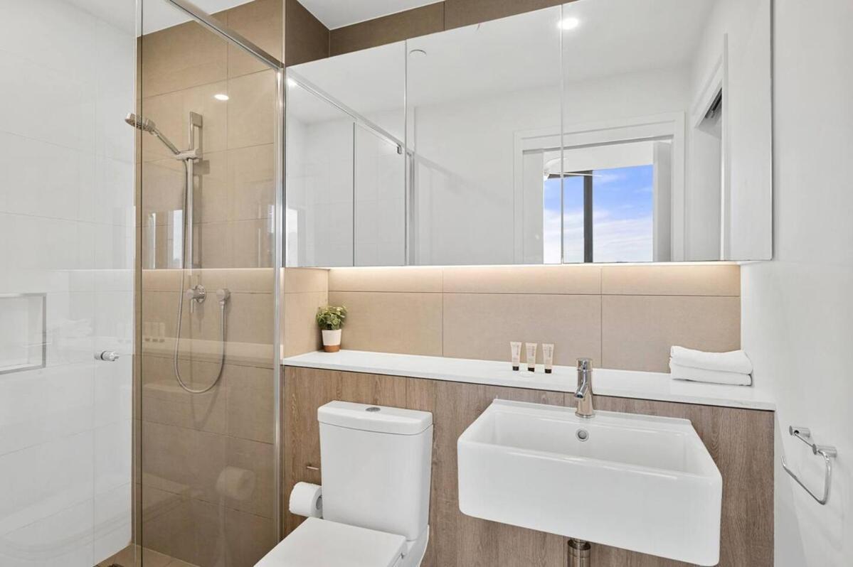 Stunning & River Views Rooftop Pool Gym Apartment