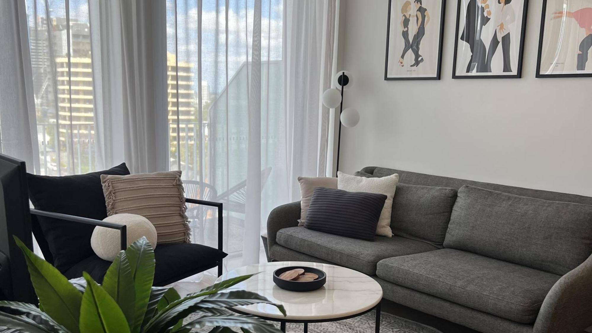 Apartment Spacious 2bed 2bath With Views *