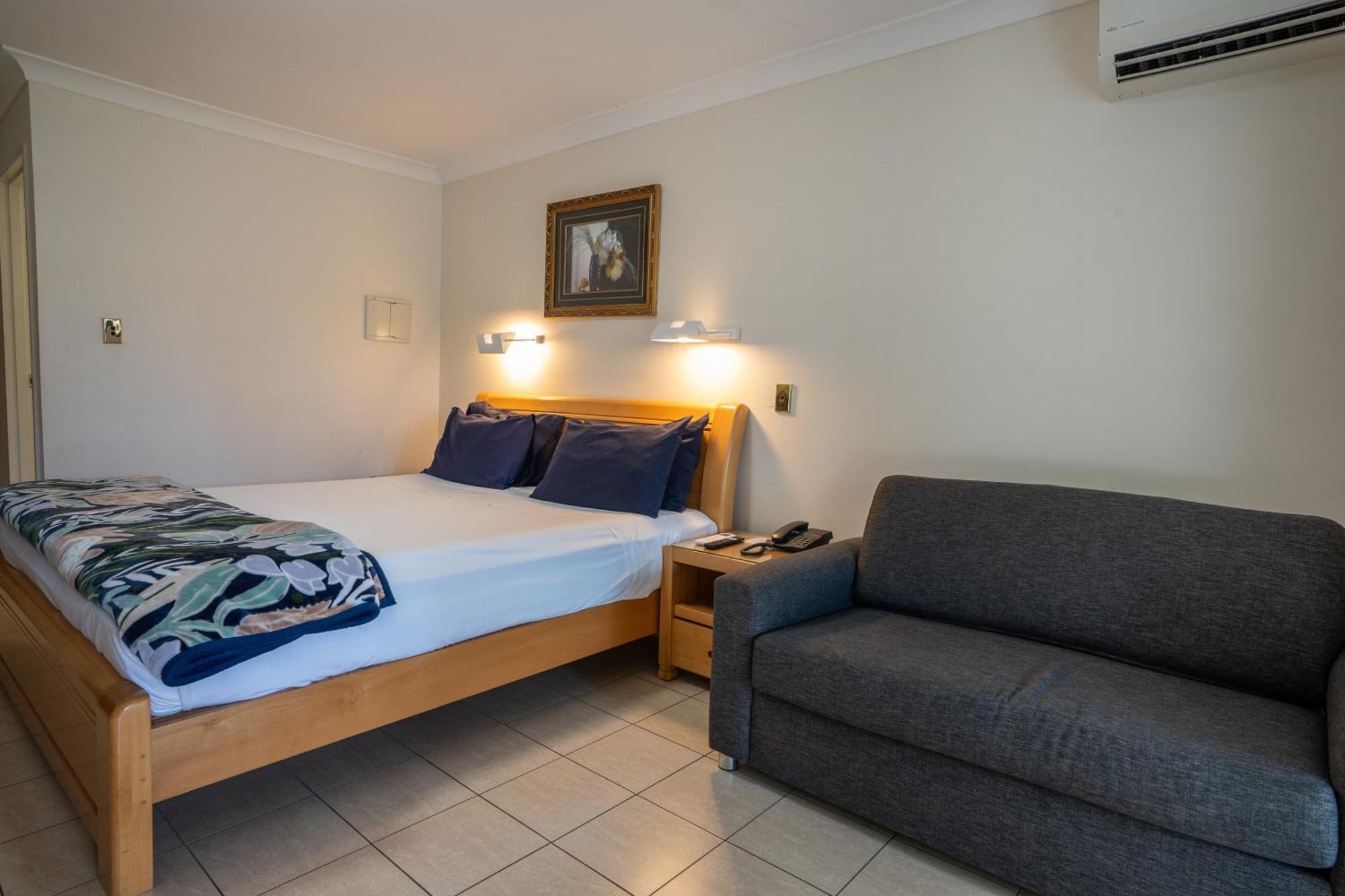 Novena Palms Motel 4*