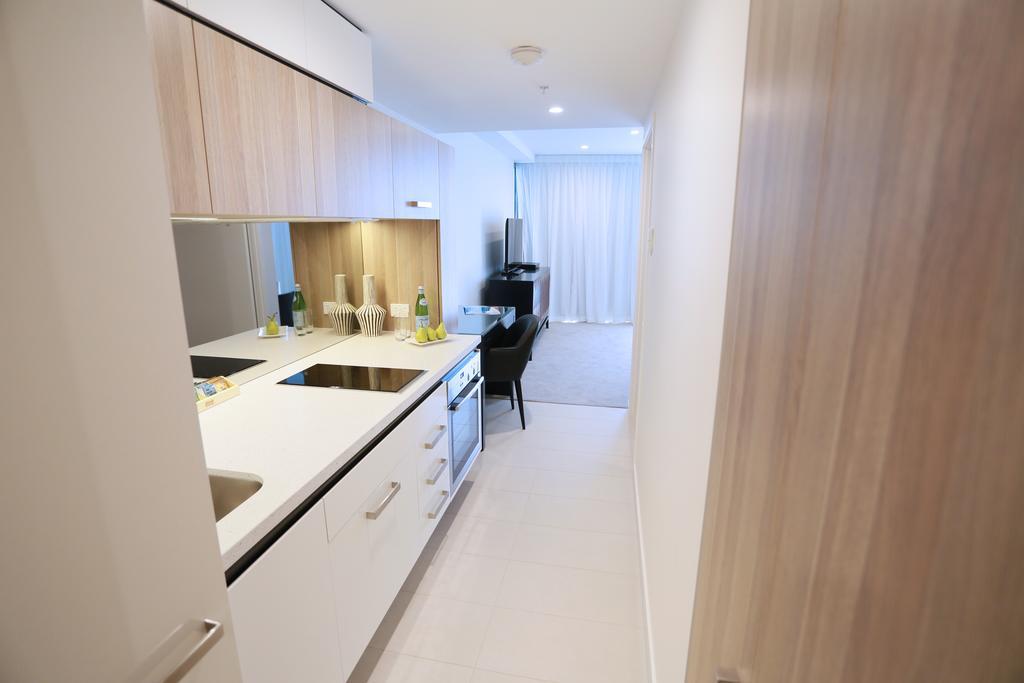 Alex Perry & Hotel 4*