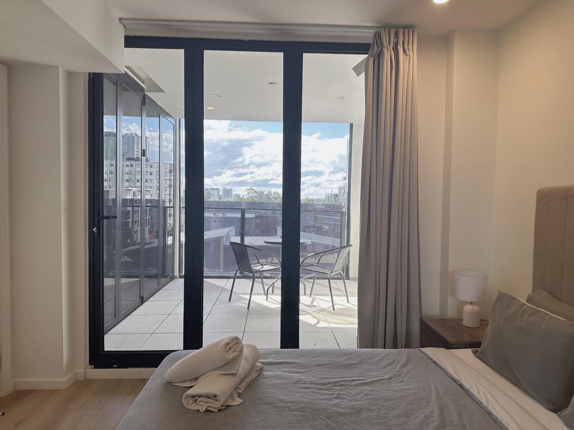 Modern Luxury Gabba Apartment *