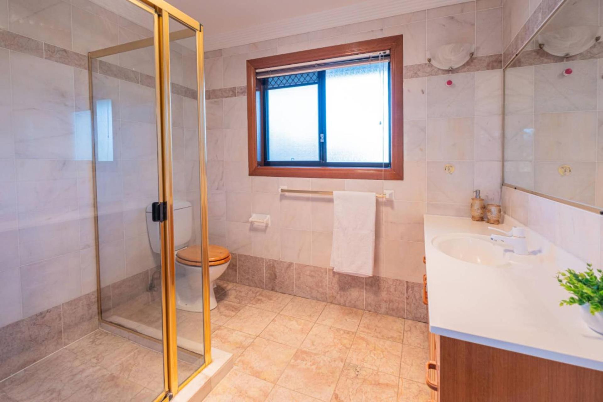 Holiday home 6bed Macgregor Brisbane