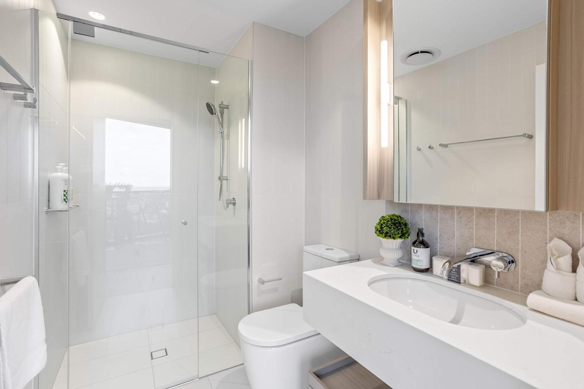 Your Qw Escape - Pool Gym & Stunning Sky View Apartment