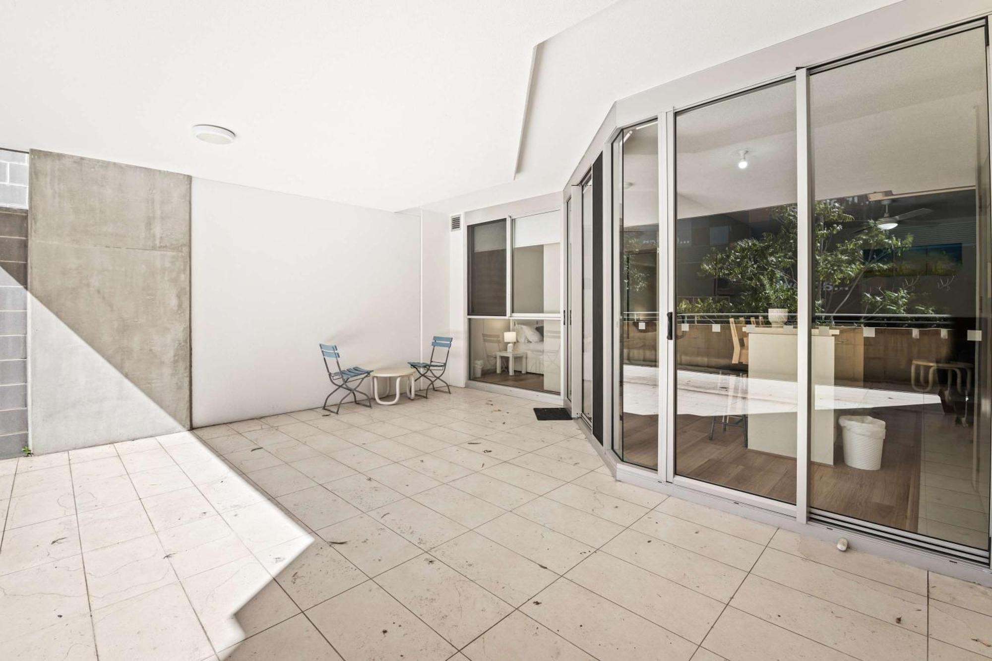 Cassa Kg - 1b1b Modern Close To Qut & *