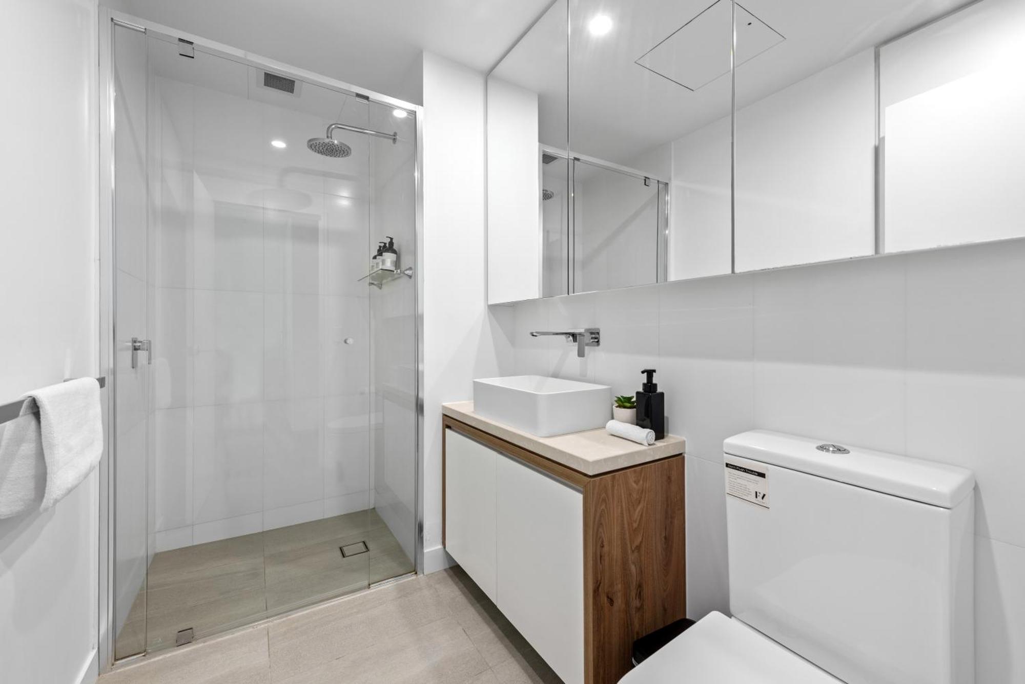 And Mountain View With Pool, Gym And Parking *