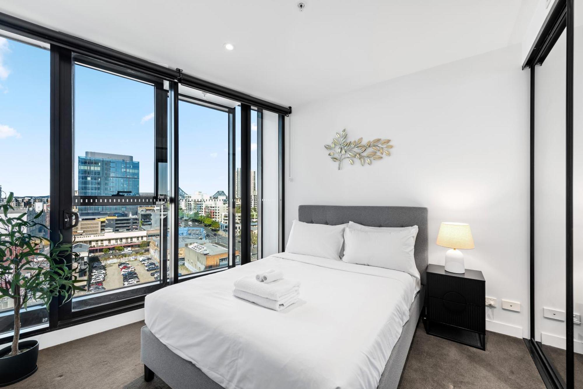 And Mountain View With Pool, Gym And Parking Apartment