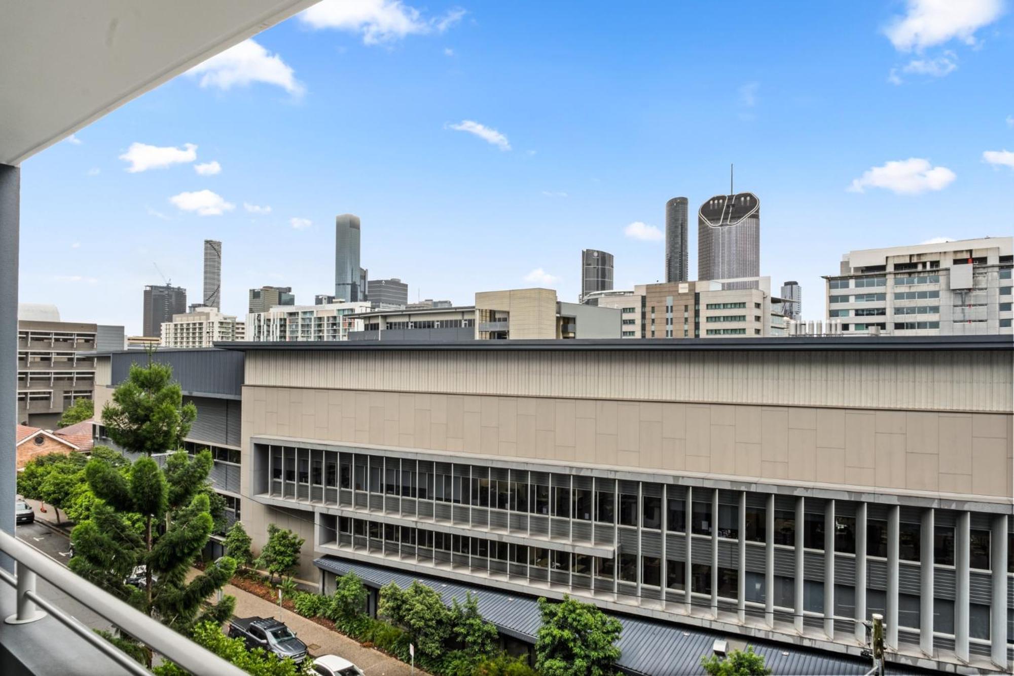 Modern 2-bed With Gym & Sauna Access Apartment *