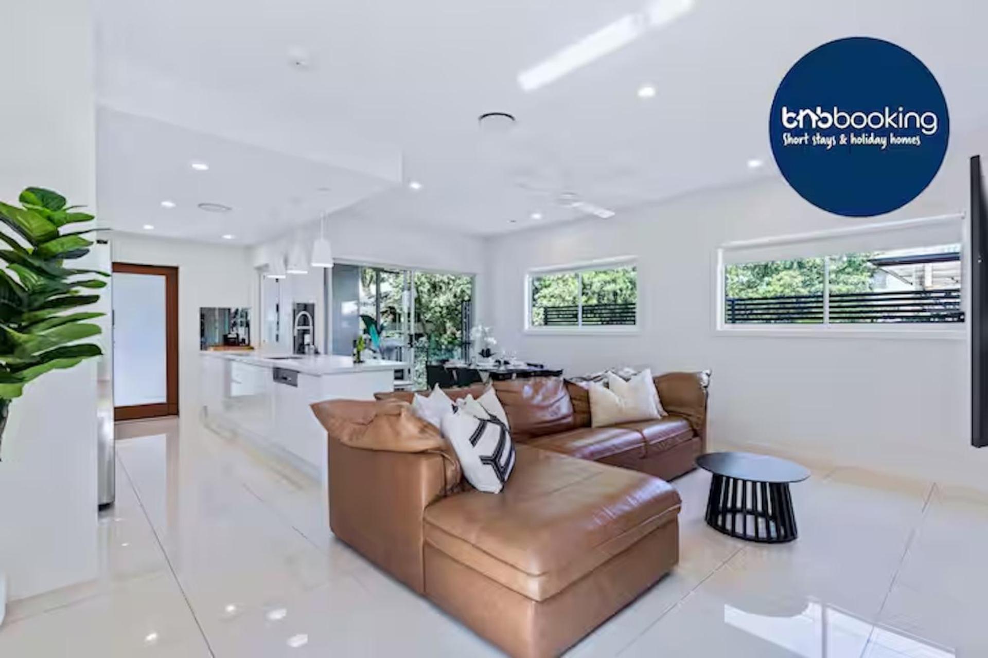 Villa Park Avenue Luxe Chic Townhouse Sleeps 9, Carpark *