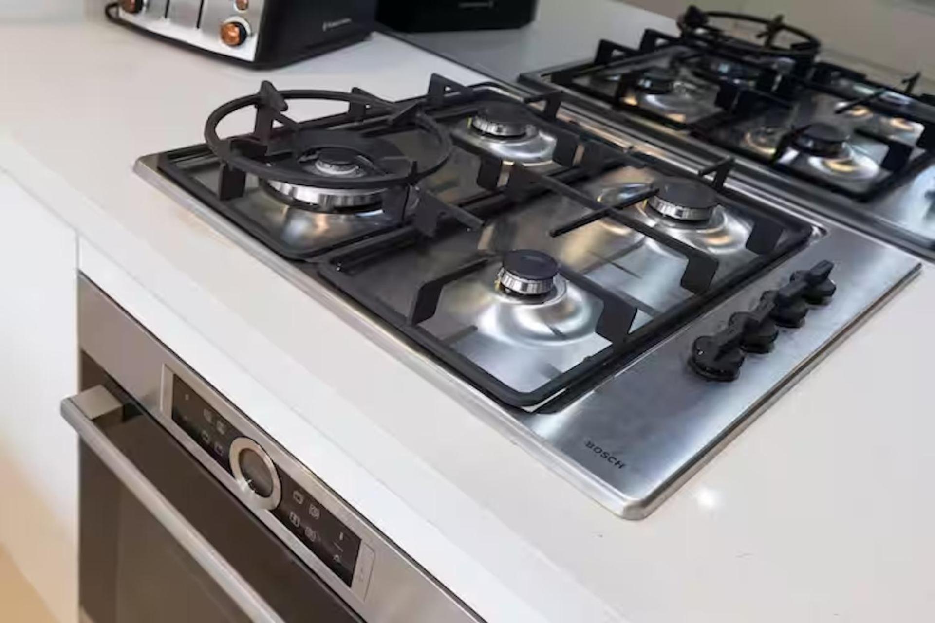 Park Avenue Luxe Chic Townhouse Sleeps 9, Carpark Brisbane