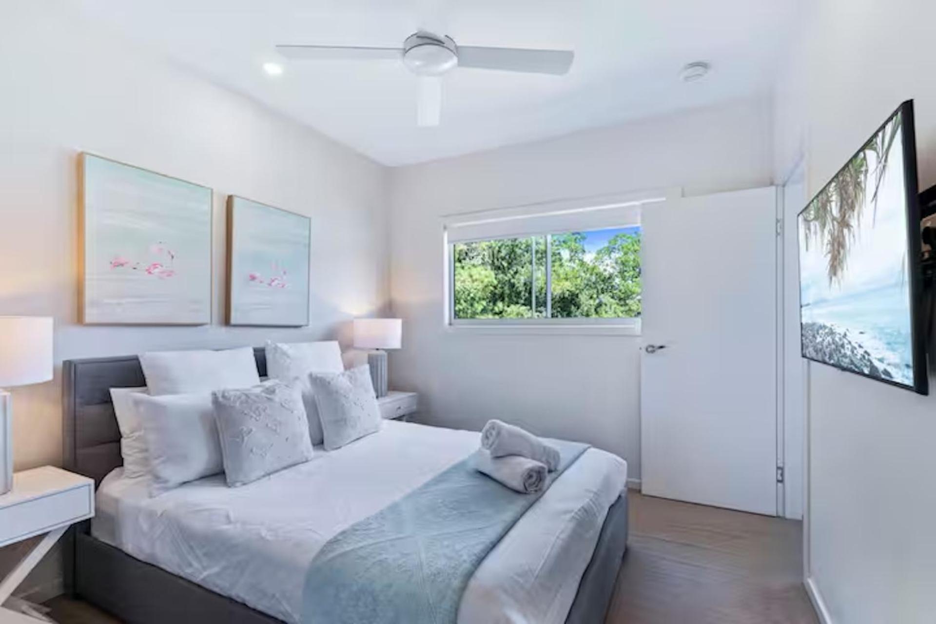 Park Avenue Luxe Chic Townhouse Sleeps 9, Carpark *