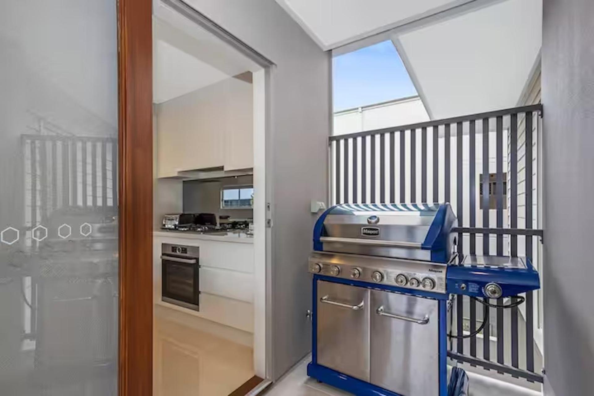 Park Avenue Luxe Chic Townhouse Sleeps 9, Carpark Brisbane