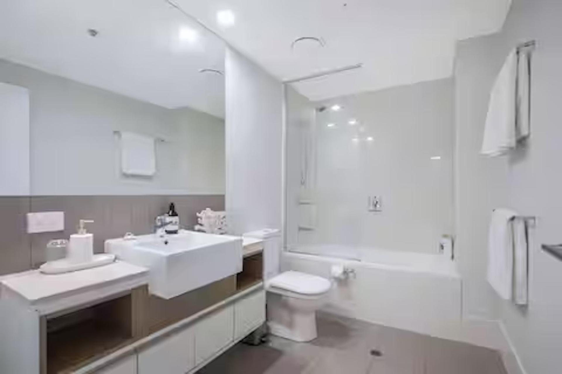 Holly's Skyline-views, Pool, Spa, Cbd Apartment