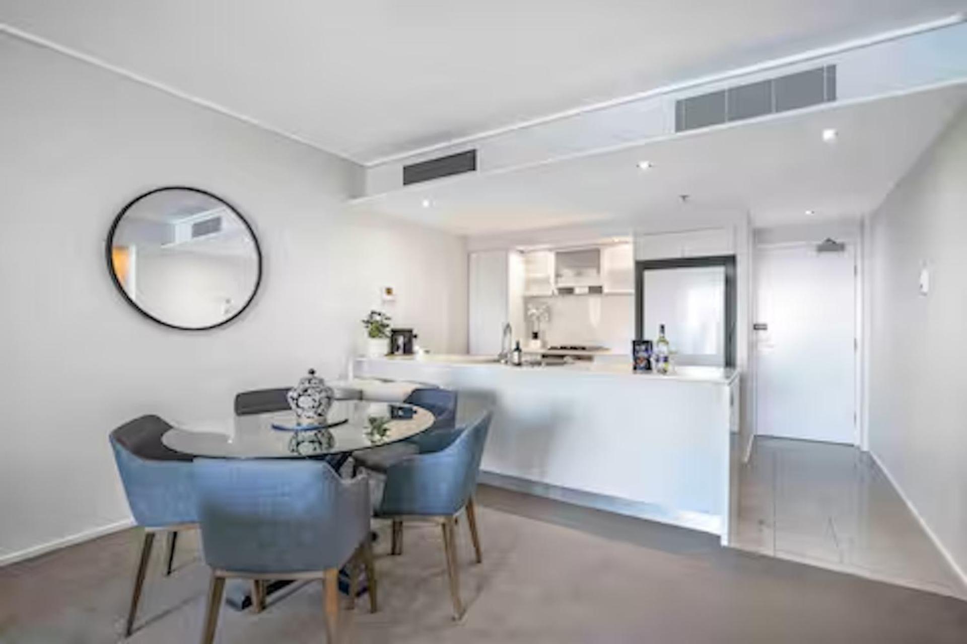 Holly's Skyline-views, Pool, Spa, Cbd Apartment *