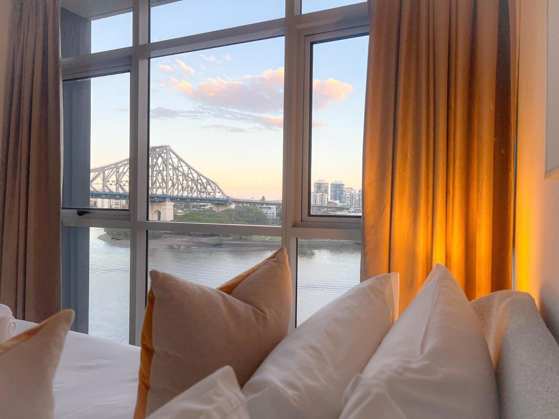 Apartment River Views 2 Bed 2 Bath Secure Parking *