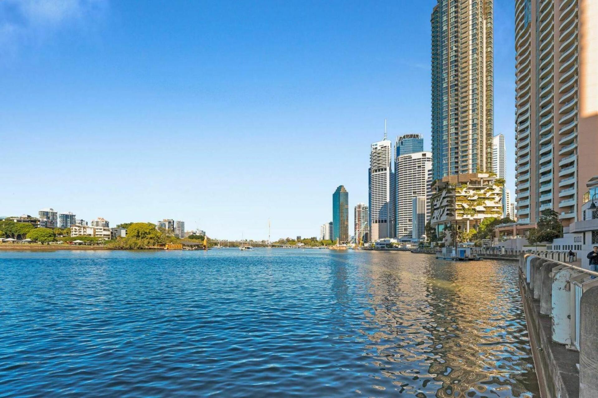 River Views 2 Bed 2 Bath Secure Parking Apartment *