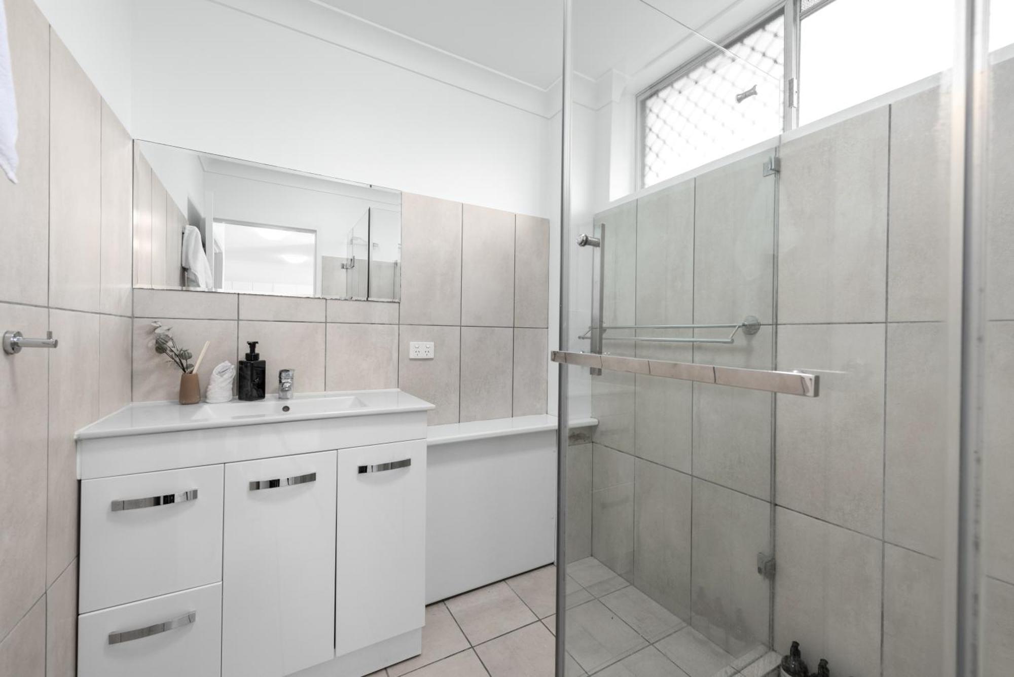 Stylish 2br Near Hospitals, Qut And Cbd With Parking! Apartment