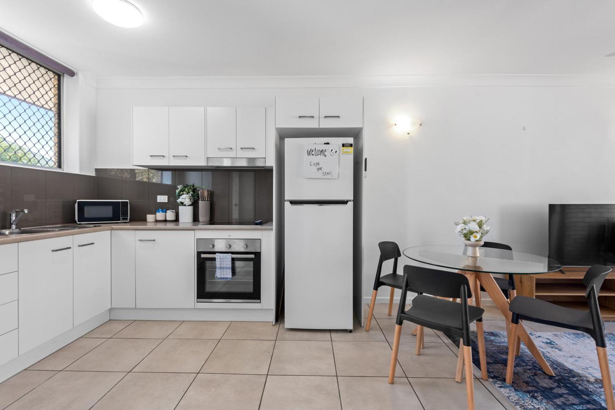 Stylish 2br Near Hospitals, Qut And Cbd With Parking! Apartment *