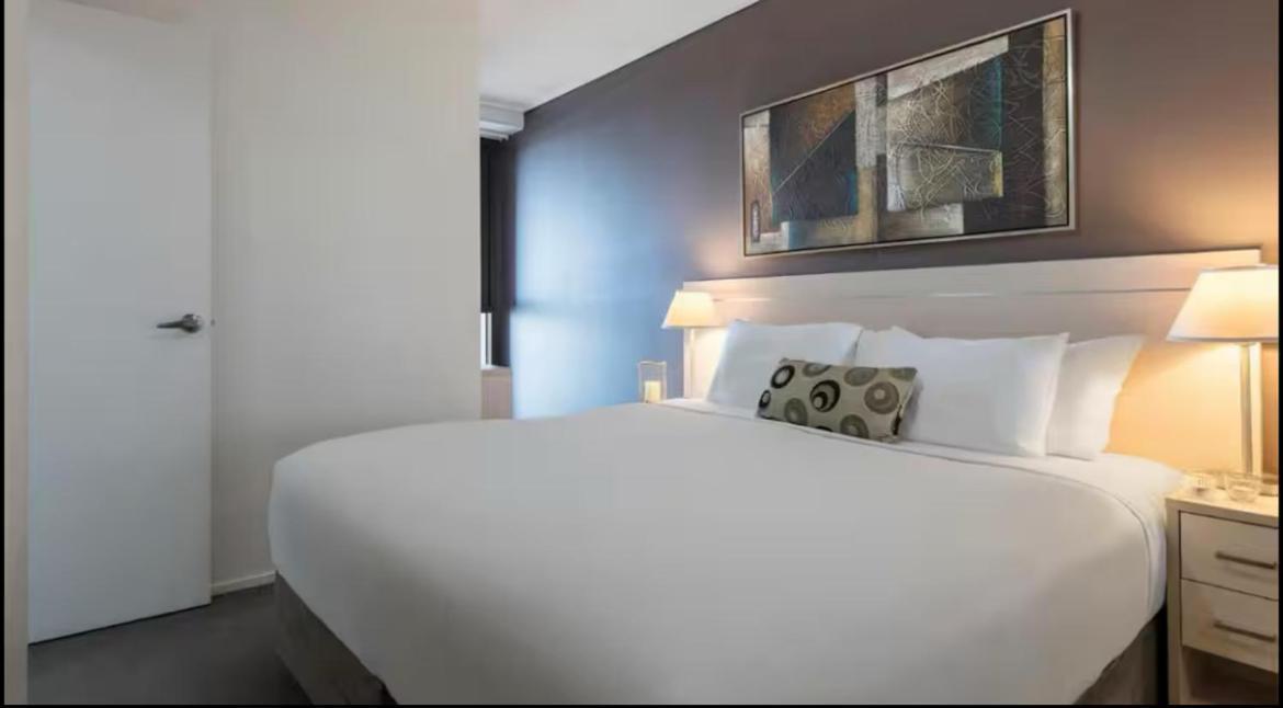 Lovely 2 Bedroom With River View With A Pool And A Gym In The Heart Of The Cbd Apartment