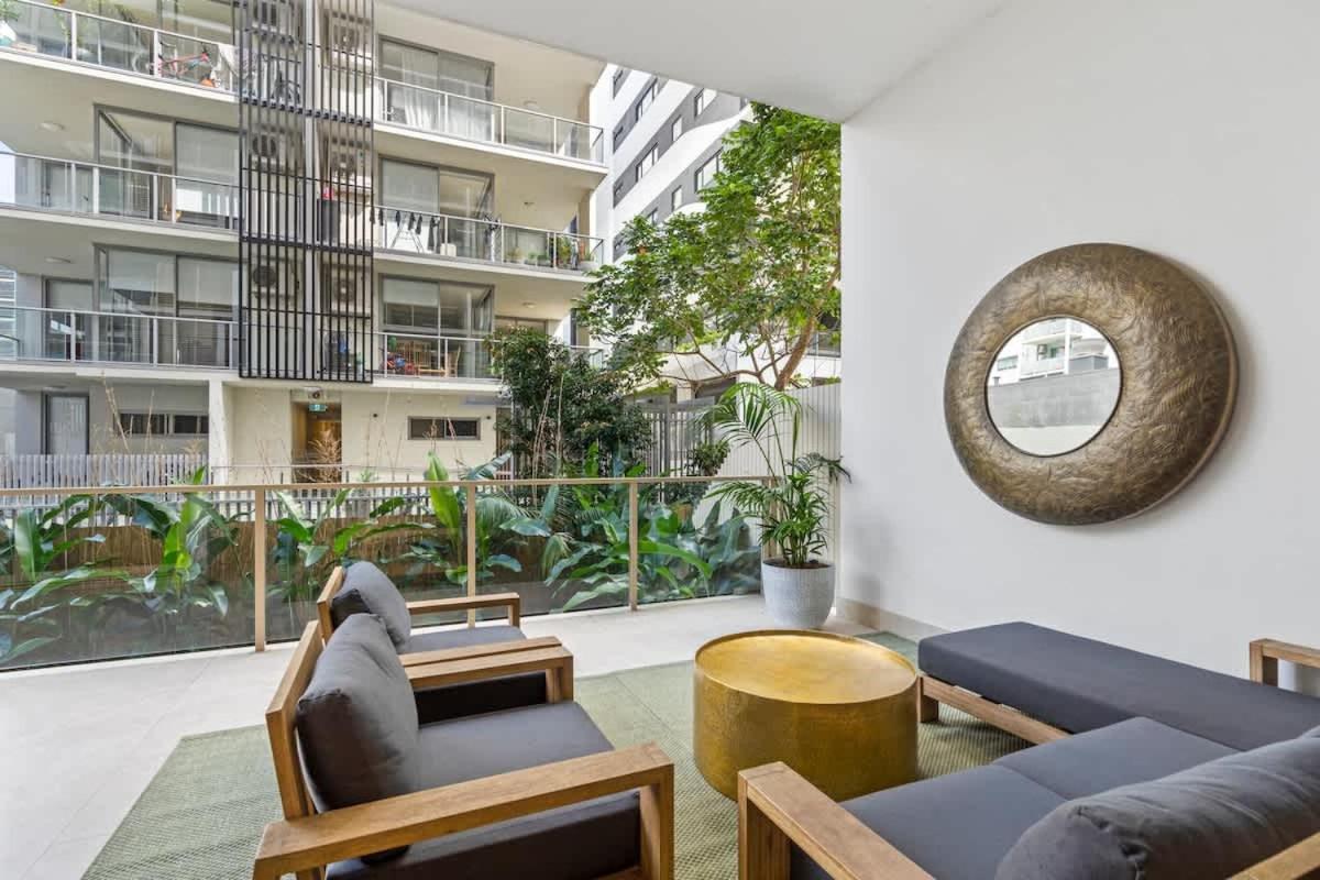 Stunning Helia Sanctuary - West End With Parking *