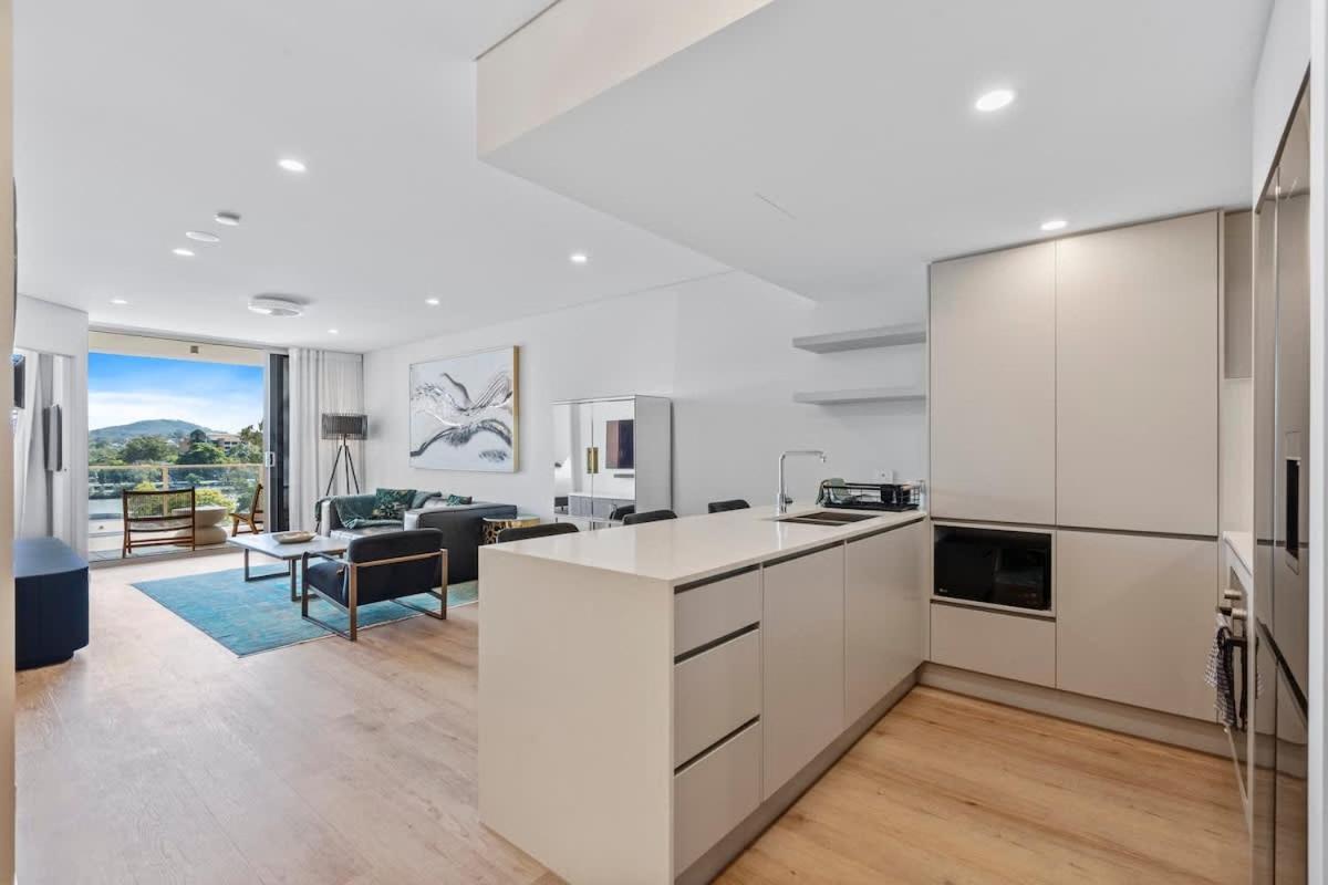 Helia - Beautiful West End With Parking Apartment