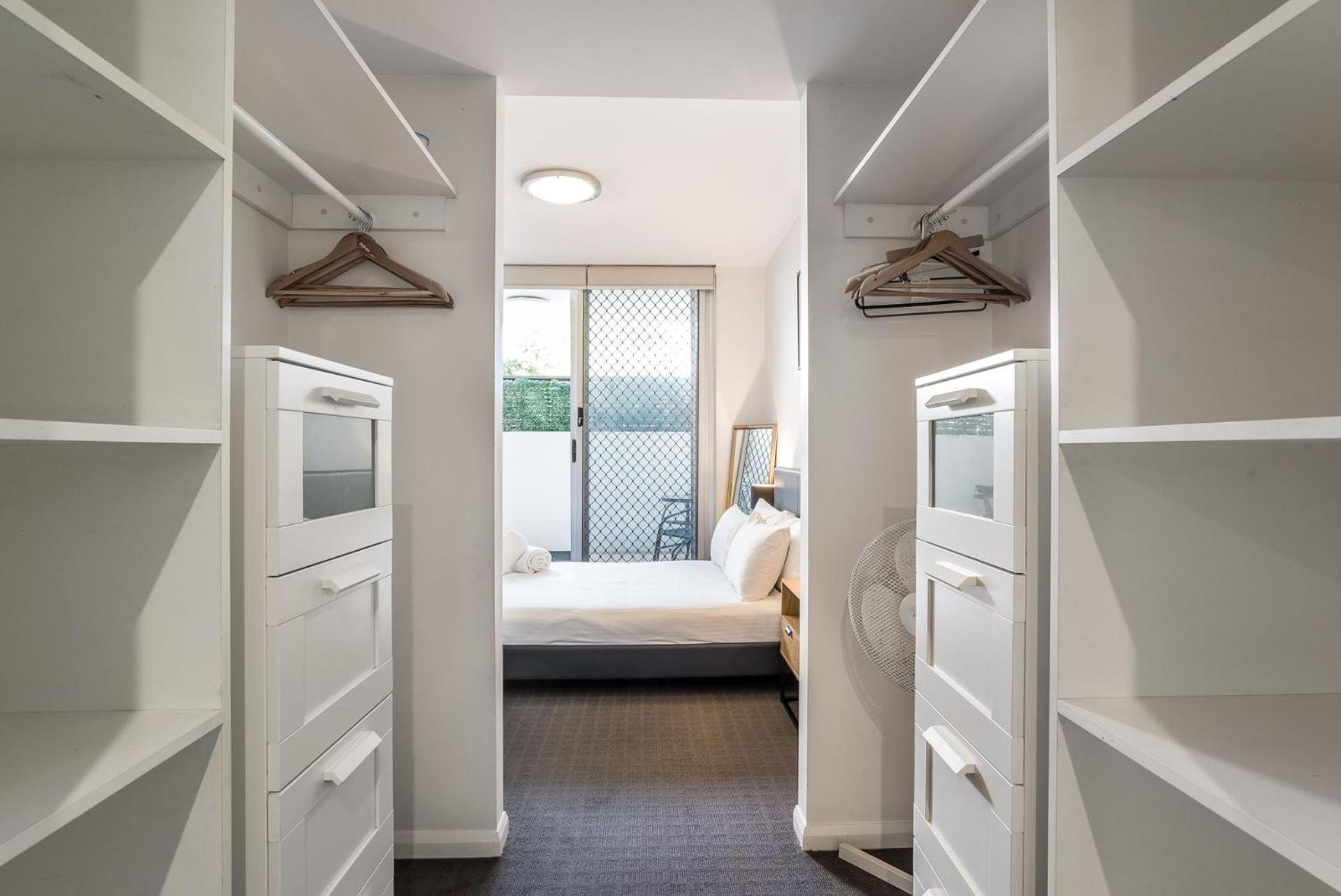 Apartment Albion Breeze Pool Access, Patio & Convenience *