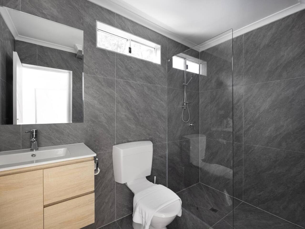 Modern Retreat In Heart Of Sunnybank