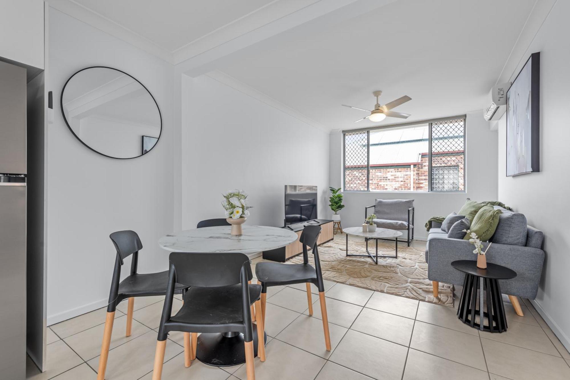 Comfy And Cozy Near Hospitals And Cbd With Parking! *