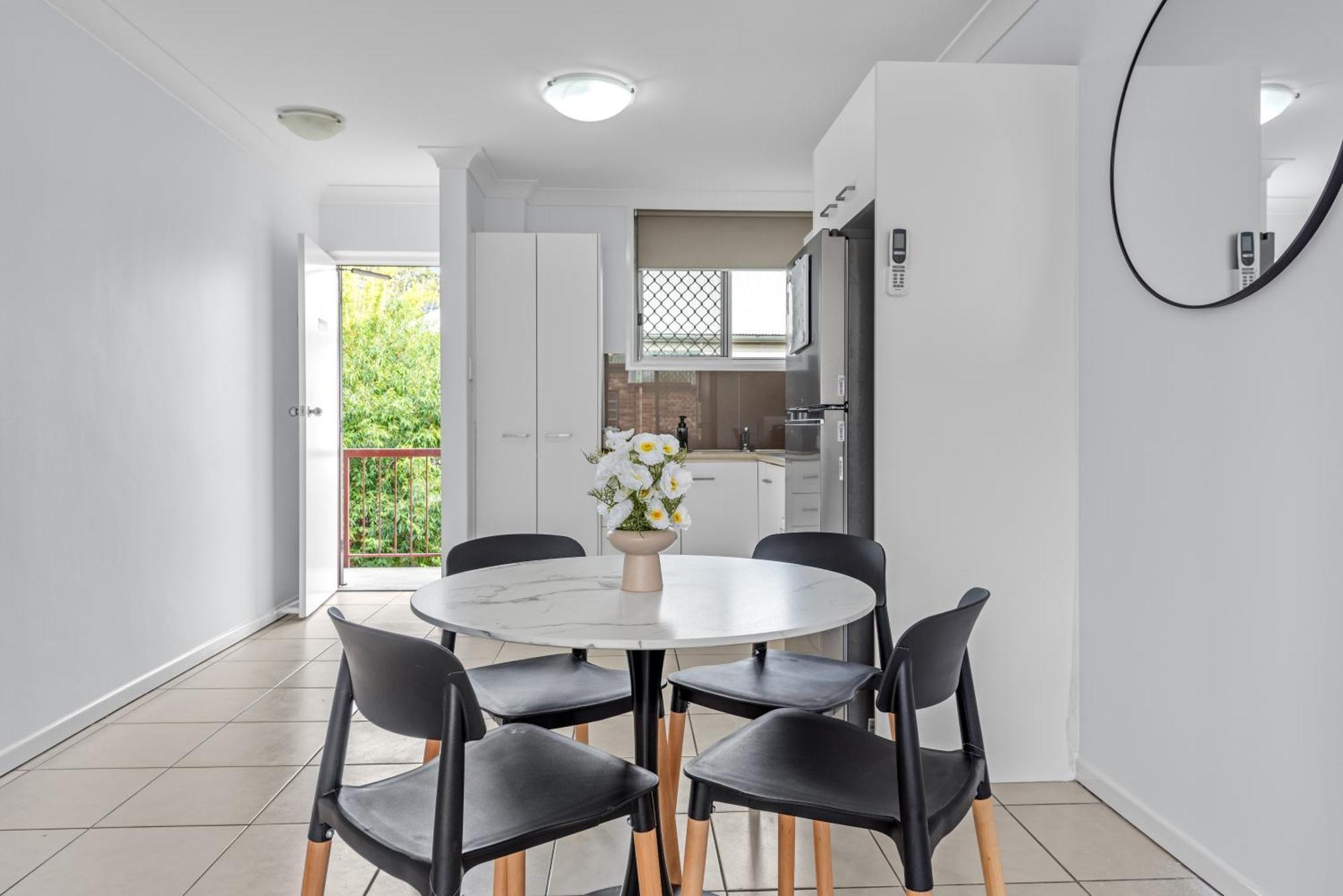 Comfy And Cozy Near Hospitals And Cbd With Parking!