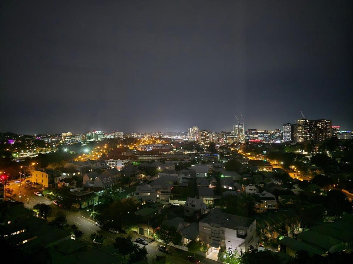 Apartment Modern Cbd Apartment With Skyline Views , Pool Gym & Free Parking