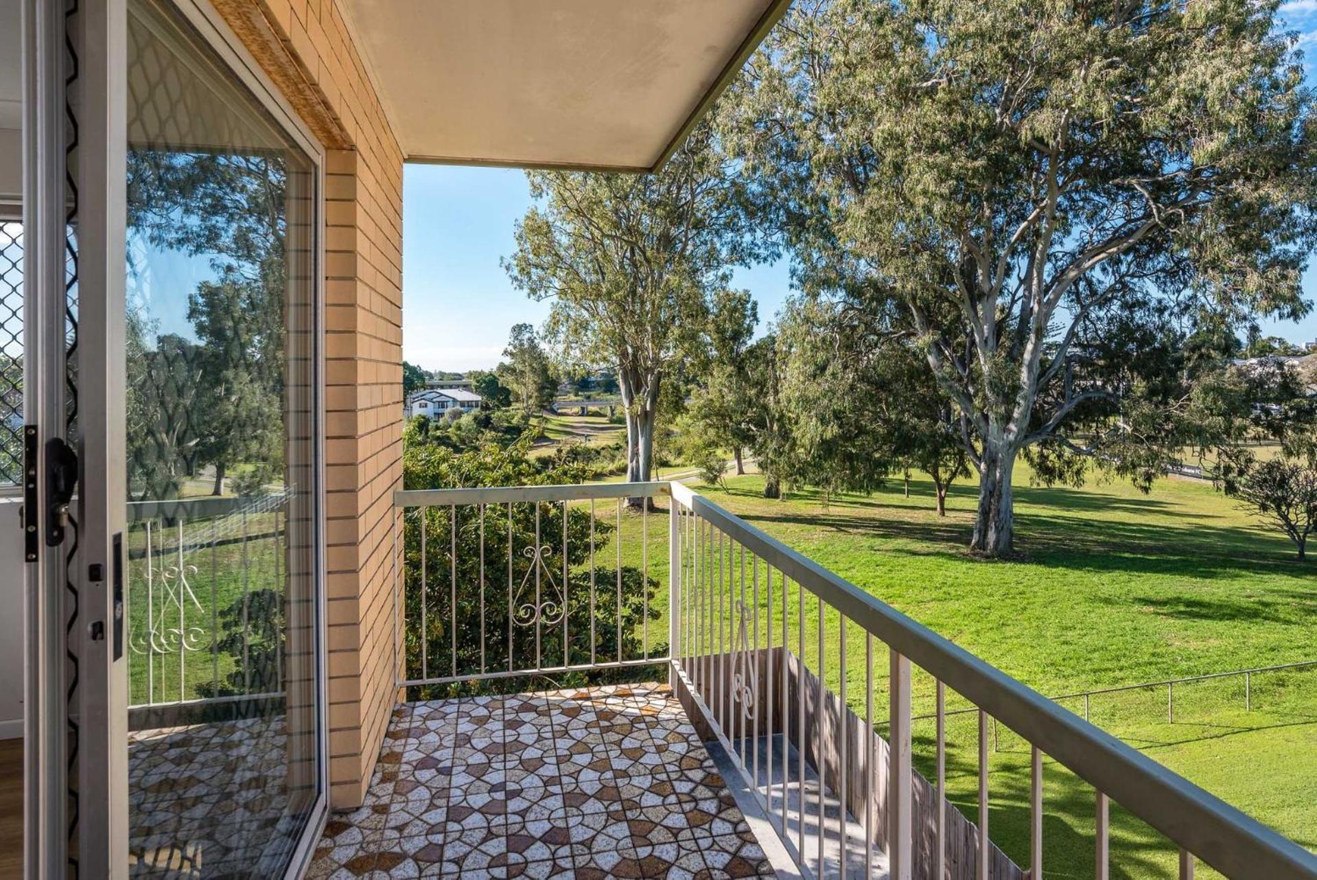 Fringe Retreat Parkland Views Walk To Everything! *