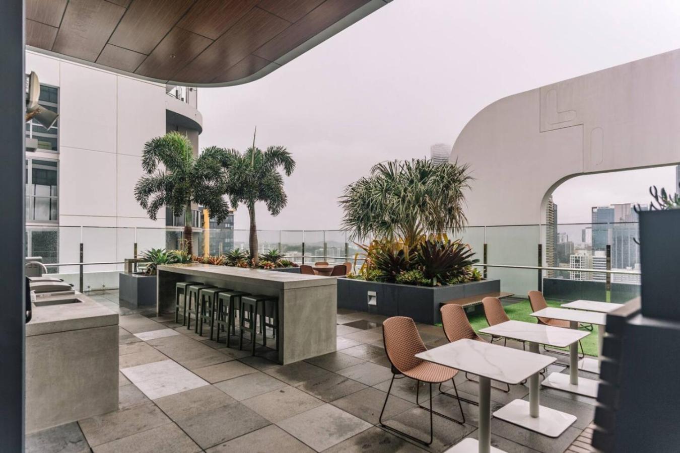 Scenic 2br With Balcony And Recreational Deck Access Brisbane