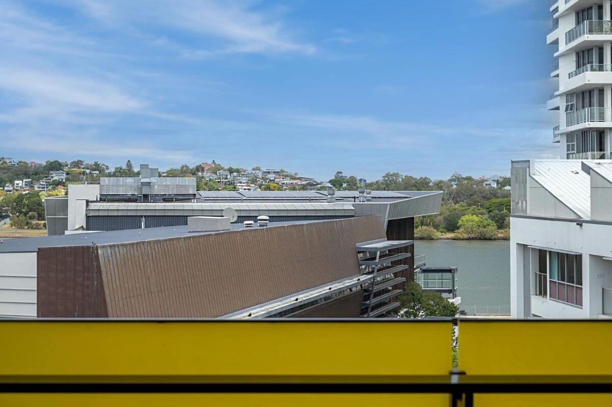 54q Abnb-style Discover Riverside Bliss With Pool And Free Parking Near Portside *