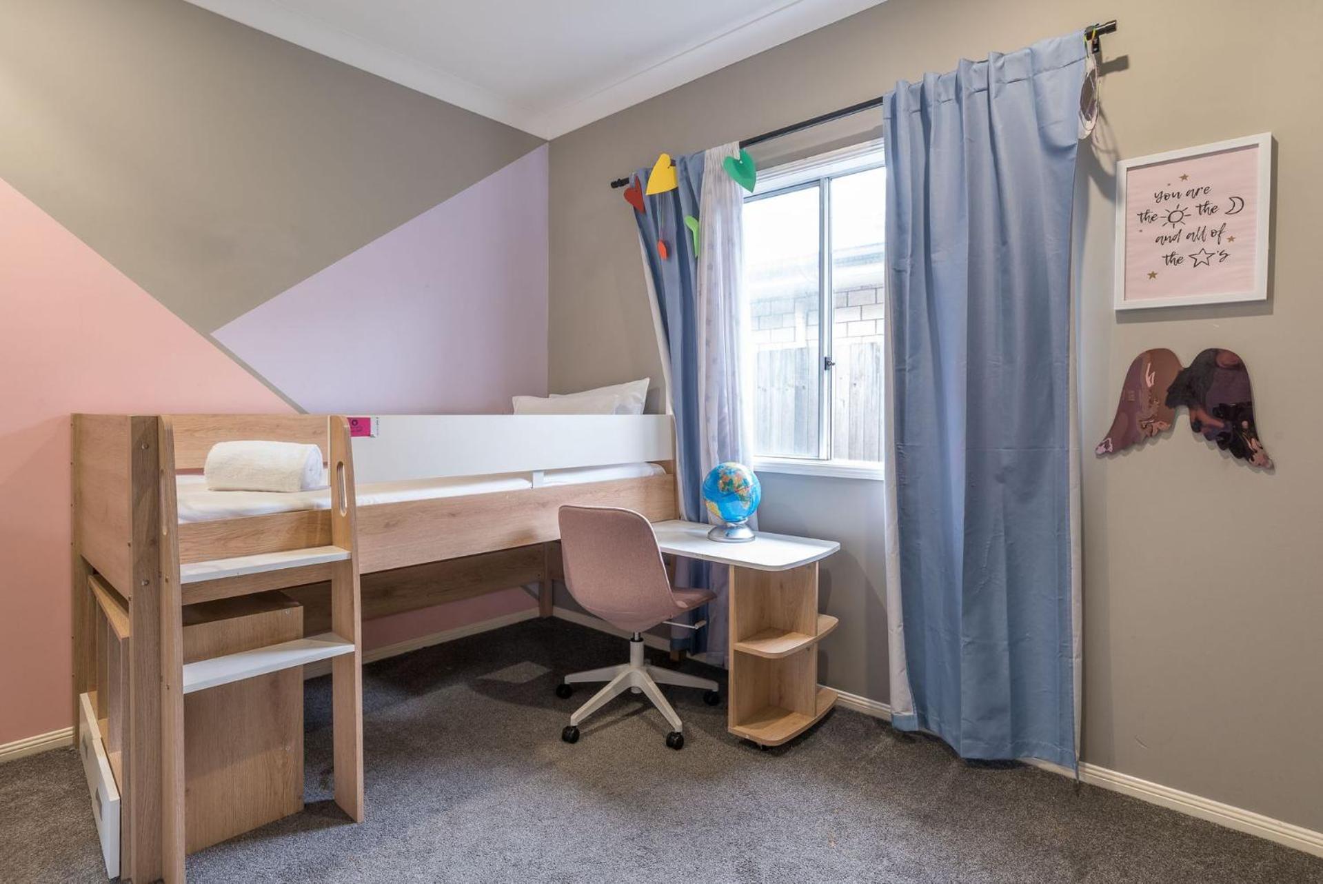 The Airport Stop Spacious House & Sky Base Holiday home