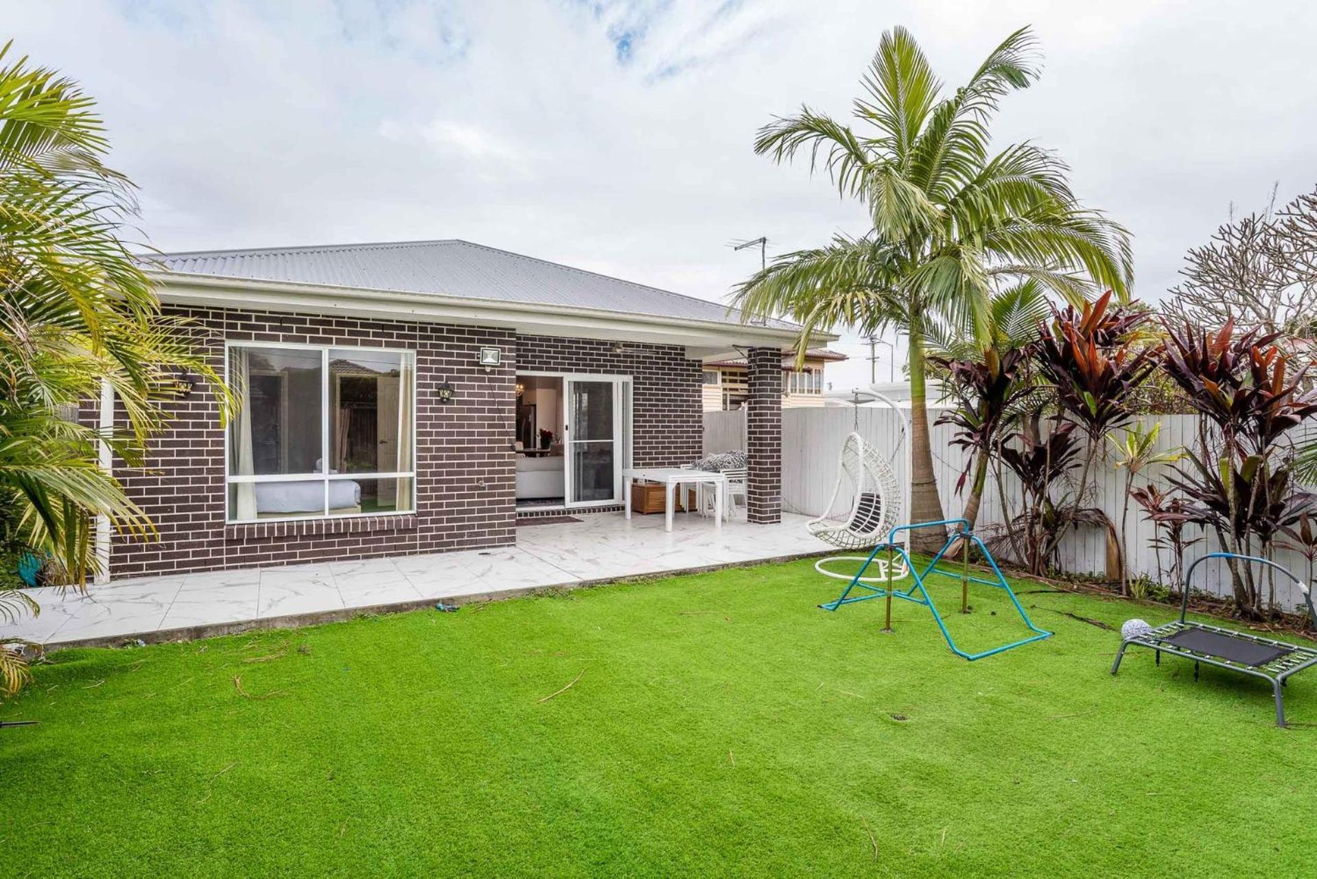 The Airport Stop Spacious House & Sky Base Holiday home *