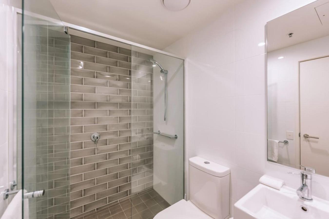 Apartment Contemporary 2br W Deck And Bbq Access