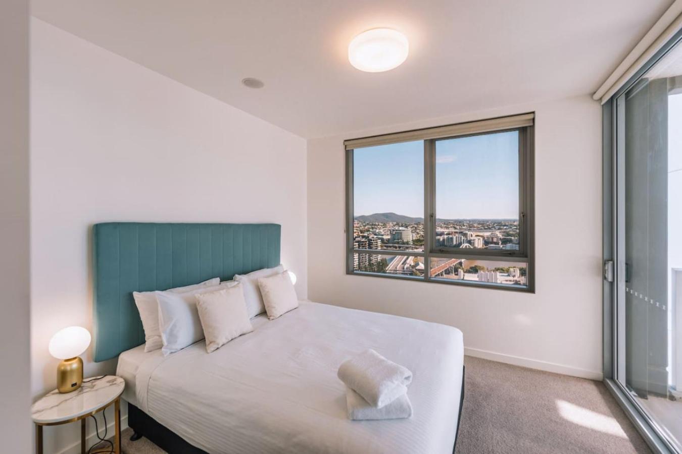 Apartment Contemporary 2br W Deck And Bbq Access Brisbane