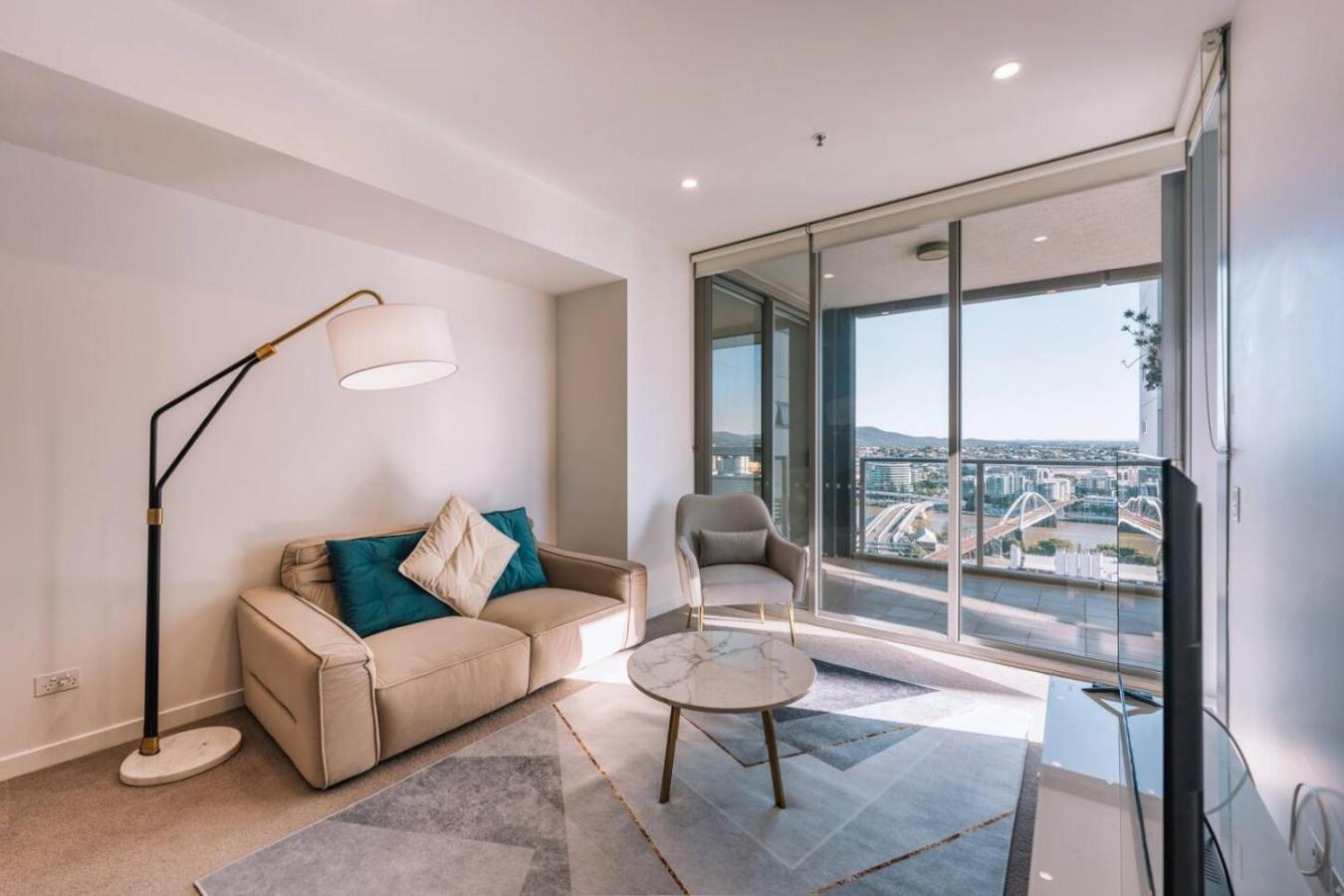 Contemporary 2br W Deck And Bbq Access