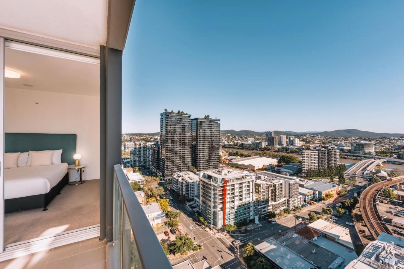 Contemporary 2br W Deck And Bbq Access Apartment *