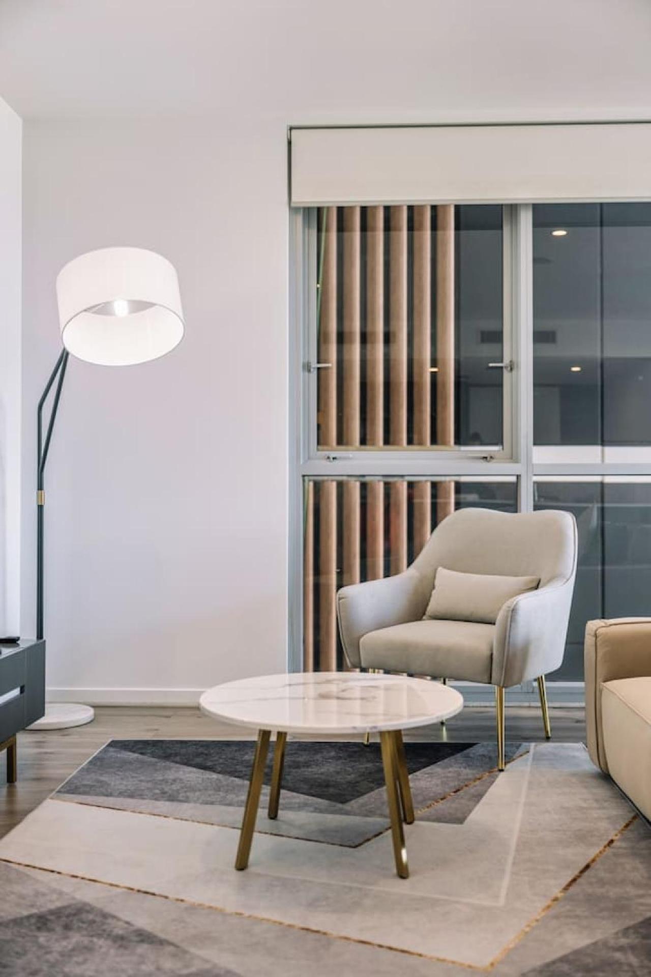 Tranquil 2br Between Art And Sky Apartment