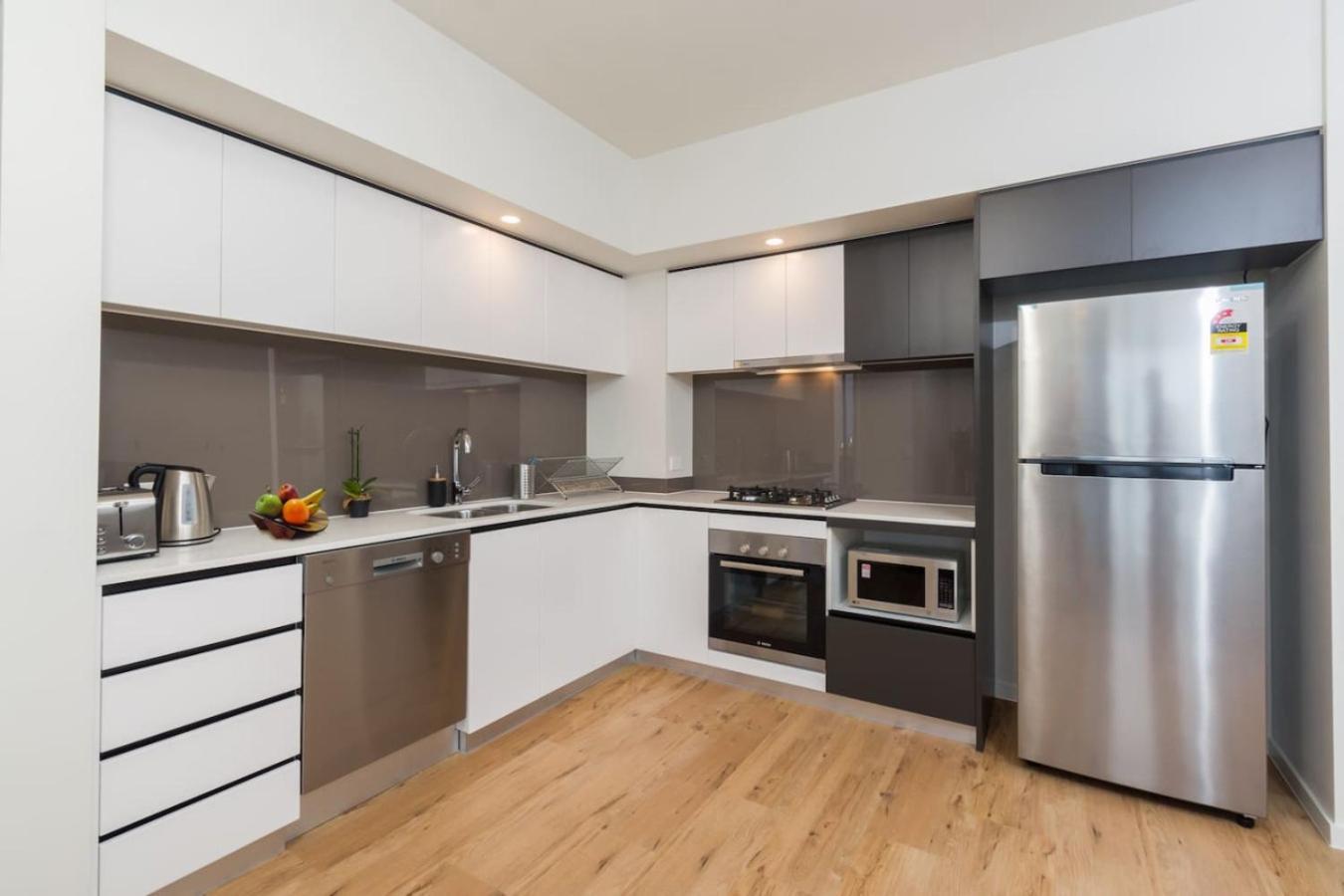 1b Southbank. Parking. Long Term Apartment *