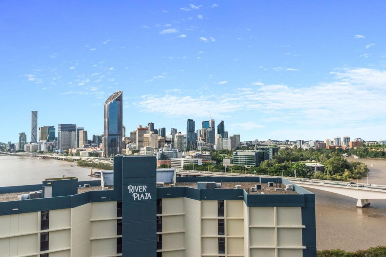 1b Southbank. Parking. Long Term Apartment *