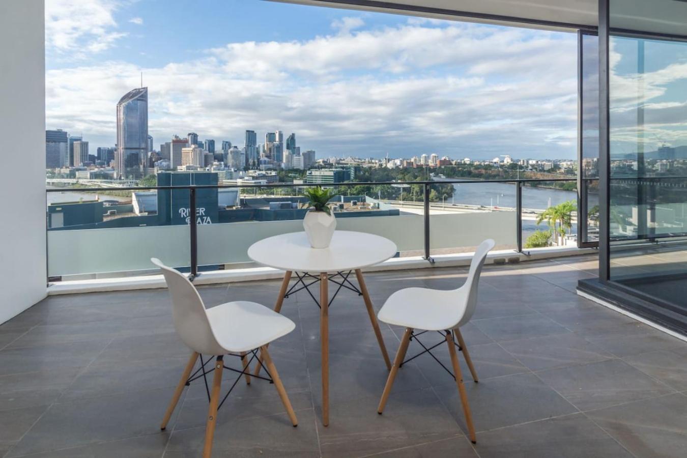 Apartment 1b Southbank. Parking. Long Term